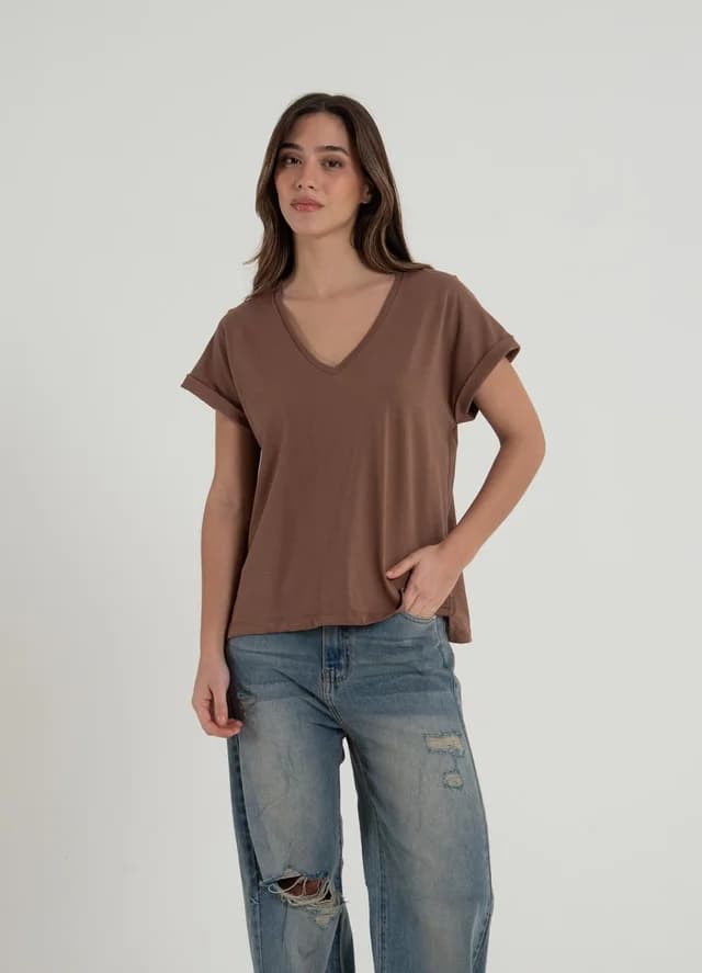 Remera escote V con dobladillo