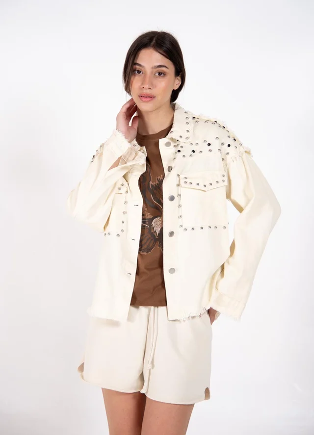 Chaqueta denim con tachas y piedras