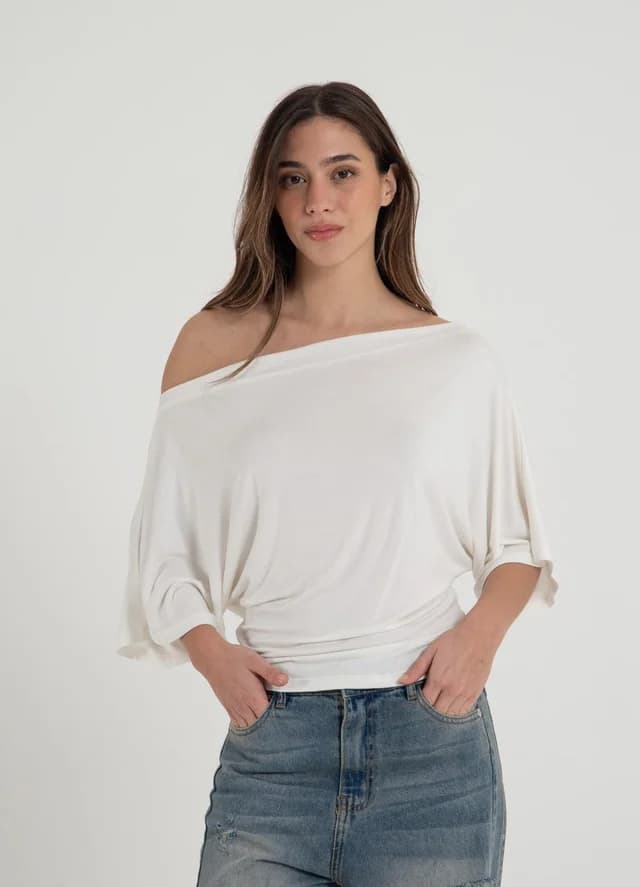 Remera escote abierto viscosa