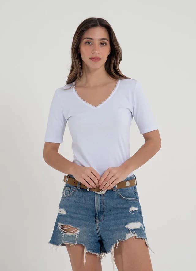 Remera jry spandex escote V con puntilla