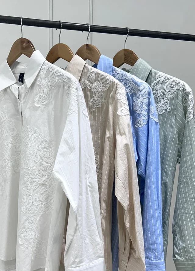 Camisa rayada con aplique